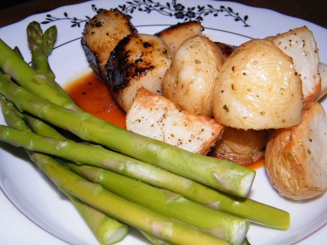 Scallops, sauce, potatoes and asparagus
