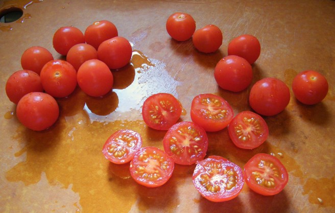 Chopping tomatoes in the (extremely strong) afternoon light. Chopping tomatoes in the (extremely strong) afternoon light.
