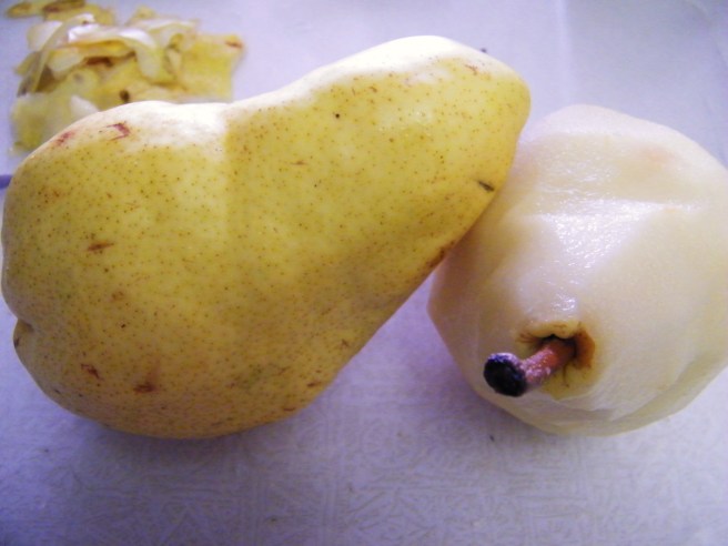 Pears, peeled and unpeeled.