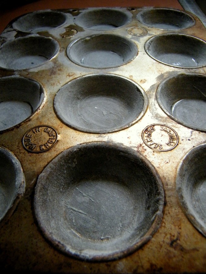 Cool vintage cake pan - tiny cakes!